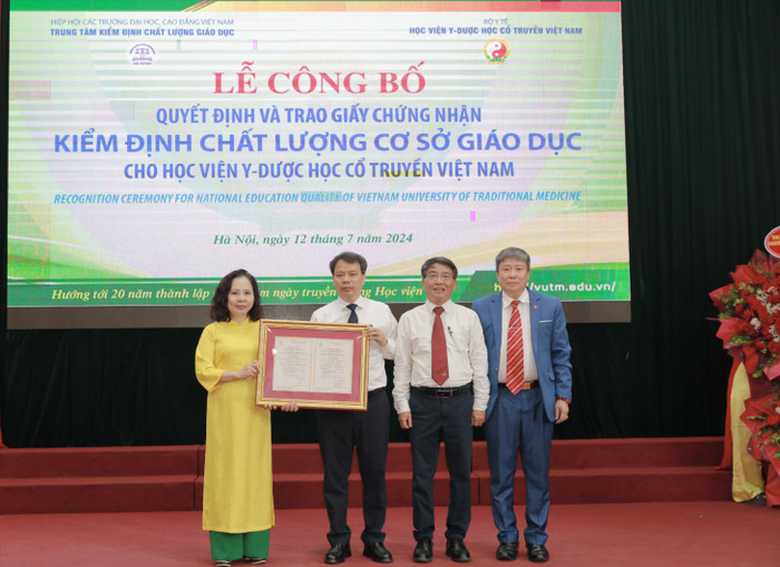 Phó Giáo sư, Tiến sĩ Nguyễn Phương Nga – Giám đốc Trung tâm Kiểm định chất lượng giáo dục, Hiệp hội Các trường đại học, cao đẳng Việt Nam trao Chứng nhận kiểm định chất lượng cơ sở giáo dục (chu kỳ 2) cho Học viện Y - Dược cổ truyền Việt Nam. Ảnh: HT ảnh 4 (2).JPG