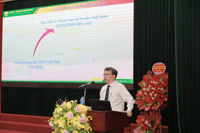 Phó Giáo sư, Tiến sĩ Nguyễn Quốc Huy chia sẻ về hành trình phát triển của Học viện Y - Dược cổ truyền Việt Nam. Ảnh: HT ảnh 3 (2).JPG