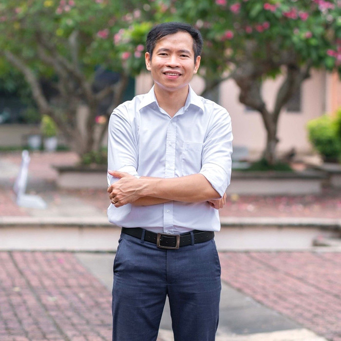 Thầy Đỗ Hữu Tuân - chủ nhiệm câu lạc bộ Em yêu thích môn Hóa học, đang giảng dạy tại Trường Trung học cơ sở Ngọc Thụy. Ảnh: NVCC 8c42f3ccfad4588a01c5.jpg