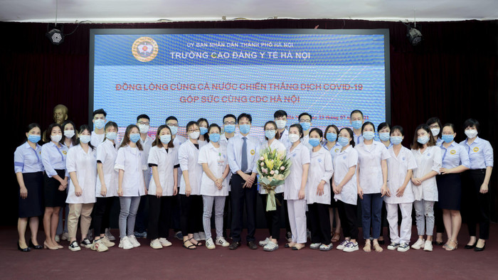 30 sinh viên Trường Cao đẳng Y tế Hà Nội là lực lượng bổ sung cho Trung tâm kiểm soát bệnh tật thành phố Hà Nội. (Ảnh: Nhà trường cung cấp)