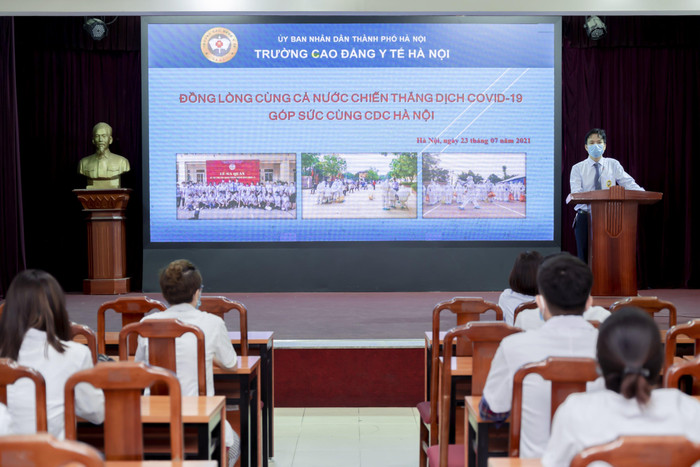 Tiến sĩ Phạm Văn Tân chia sẻ, động viên các em sinh viên trước giờ nhận nhiệm vụ mới. (Ảnh: Nhà trường cung cấp)