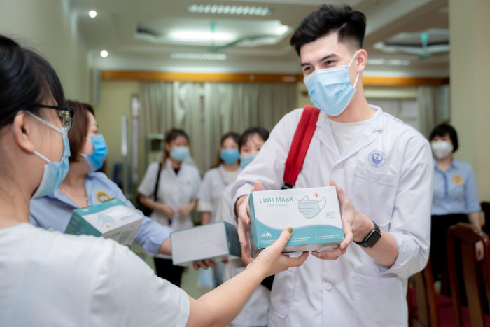 Tình nguyện viên nhận khẩu trang y tế chuẩn bị làm nhiệm vụ tại CDC Hà Nội. (Ảnh: Nhà trường cung cấp)