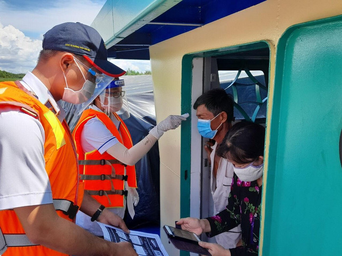 Áp lực công việc rất lớn khi các tình nguyện viên làm việc tại các chốt trực với lưu lượng xe cộ, người và hàng hóa lớn. (Ảnh: NVCC)