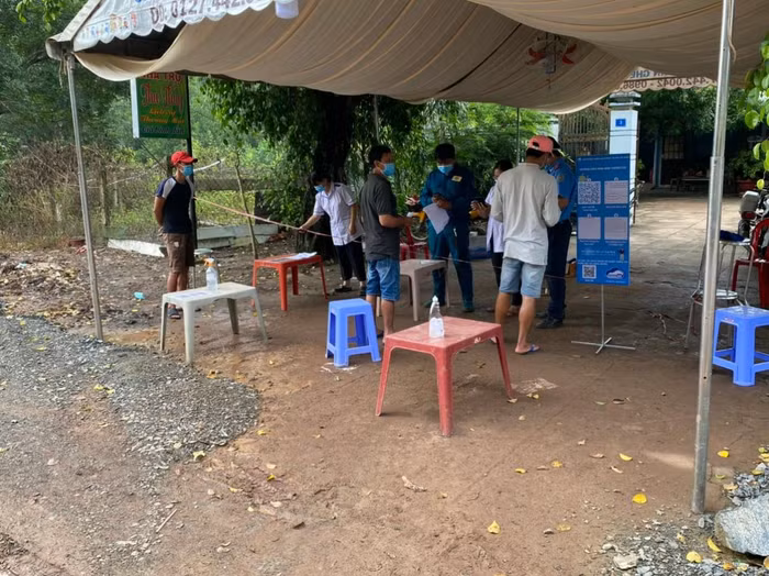 Sinh viên, giảng viên Trường Trung cấp y tế Tây Ninh hỗ trợ lực lượng công an và thanh tra kiểm tra nhiệt độ, hướng dẫn người dân khai báo y tế tại các điểm chốt giao thông.(Ảnh: NVCC)