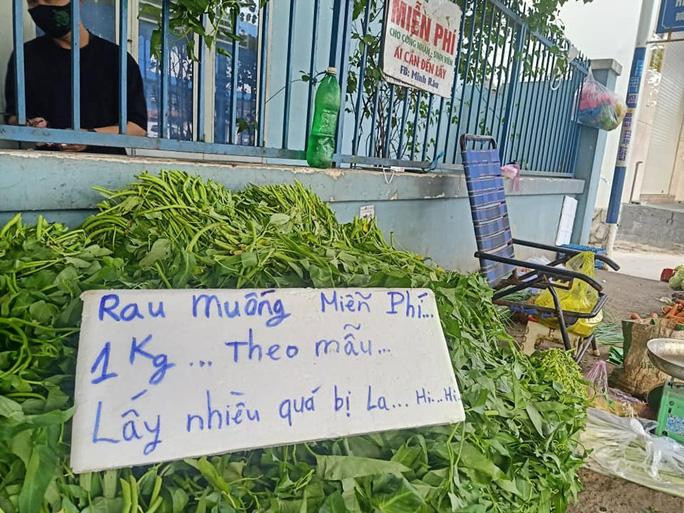 Gian hàng của anh Phạm Hồng Minh không tăng giá mà còn tặng rau cho những người có hoàn cảnh khó khăn trong mùa dịch. (Ảnh: Báo Người lao động) Gian hàng của anh Phạm Hồng Minh không tăng giá mà còn tặng rau cho những người có hoàn cảnh khó khăn trong mùa dịch. (Ảnh: Báo Người lao động)