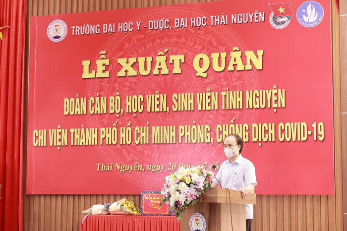 Lãnh đạo nhà trường chia sẻ và động viên các cán bộ, giảng viên, sinh viên đã tình nguyện lên tuyến đầu chống dịch. (Ảnh: Nhà trường cung cấp) Lãnh đạo nhà trường chia sẻ và động viên các cán bộ, giảng viên, sinh viên đã tình nguyện lên tuyến đầu chống dịch. (Ảnh: Nhà trường cung cấp)