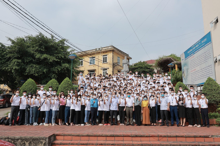 Đoàn tình nguyện Trường Đại học Y Dược (Đại học Thái Nguyên) trước giờ xuất quân lên đường chi viện cho Thành phố Hồ Chí Minh. (Ảnh: Nhà trường cung cấp) Đoàn tình nguyện Trường Đại học Y Dược (Đại học Thái Nguyên) trước giờ xuất quân lên đường chi viện cho Thành phố Hồ Chí Minh. (Ảnh: Nhà trường cung cấp)