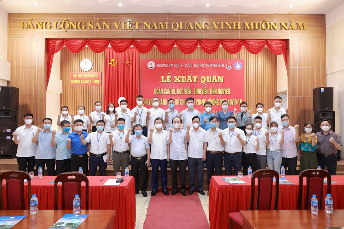 Các chiến sĩ áo trắng Trường Đại học Y Dược (Đại học Thái Nguyên) thể hiện quyết tâm, sẵn sàng với nhiệm vụ được giao. (Ảnh: Nhà trường cung cấp) Các chiến sĩ áo trắng Trường Đại học Y Dược (Đại học Thái Nguyên) thể hiện quyết tâm, sẵn sàng với nhiệm vụ được giao. (Ảnh: Nhà trường cung cấp)