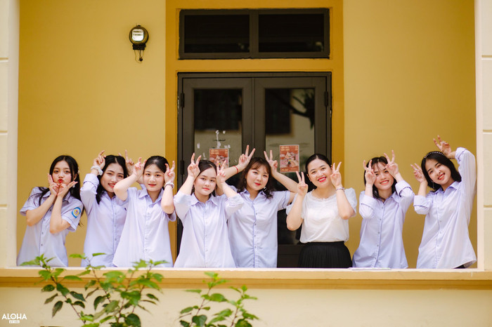 Với nữ thủ khoa khối C, Trường Trung học phổ thông chuyên Phan Bội Châu luôn lưu giữ những kỷ niệm đẹp, các thầy cô luôn truyền cảm hứng học tập cho học sinh. (Ảnh: NVCC) Với nữ thủ khoa khối C, Trường Trung học phổ thông chuyên Phan Bội Châu luôn lưu giữ những kỷ niệm đẹp, các thầy cô luôn truyền cảm hứng học tập cho học sinh. (Ảnh: NVCC)