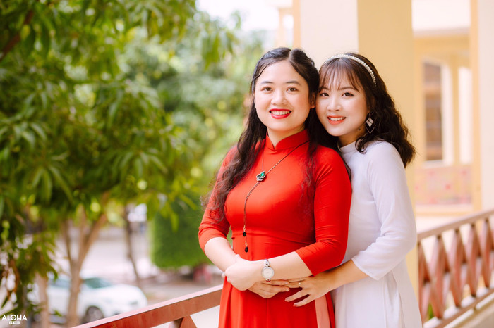 Đinh Thị Kim Ngân và cô giáo chủ nhiệm Lê Thanh Huyền. (Ảnh: NVCC) Đinh Thị Kim Ngân và cô giáo chủ nhiệm Lê Thanh Huyền. (Ảnh: NVCC)