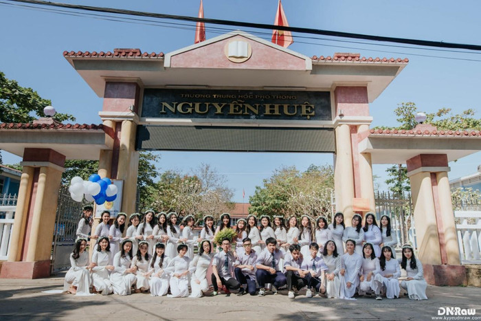 Quang Huy cùng các bạn học lớp 12B1 Trường Trung học phổ thông Nguyễn Huệ. (Ảnh: NVCC) Quang Huy cùng các bạn học lớp 12B1 Trường Trung học phổ thông Nguyễn Huệ. (Ảnh: NVCC)