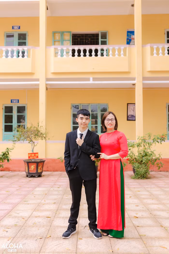 Thân Trọng An cùng cô giáo của mình. (Ảnh: NVCC)