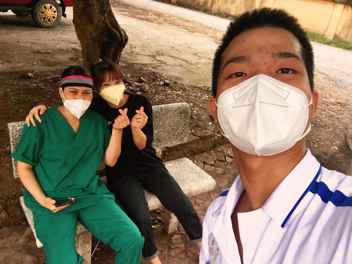 Những giây phút nghỉ ngơi sau nhiều giờ làm việc mệt mỏi của sinh viên tình nguyện bên cạnh các cán bộ y tế. (Ảnh: NVCC) Những giây phút nghỉ ngơi sau nhiều giờ làm việc mệt mỏi của sinh viên tình nguyện bên cạnh các cán bộ y tế. (Ảnh: NVCC)