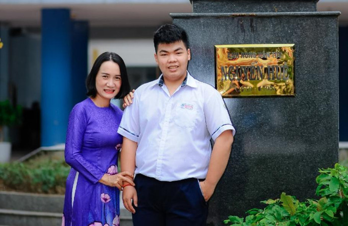 Lê Quang Huy - học sinh lớp 12B1 Trường Trung học phổ thông Nguyễn Huệ, Thành phố Huế đạt điểm 10 môn Ngữ văn kỳ thi tốt nghiệp trung học phổ thông năm nay. (Ảnh: NVCC) Lê Quang Huy - học sinh lớp 12B1 Trường Trung học phổ thông Nguyễn Huệ, Thành phố Huế đạt điểm 10 môn Ngữ văn kỳ thi tốt nghiệp trung học phổ thông năm nay. (Ảnh: NVCC)