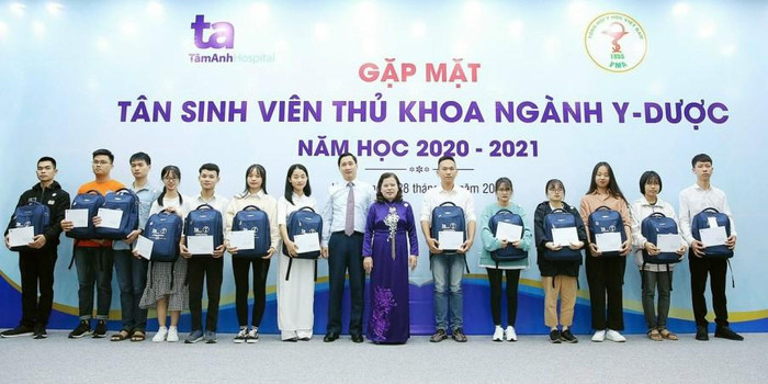 Ngọc Ánh cùng các tân sinh viên là thủ khoa các ngành tại Đại học Y Dược Thái Nguyên. (Ảnh NVCC)