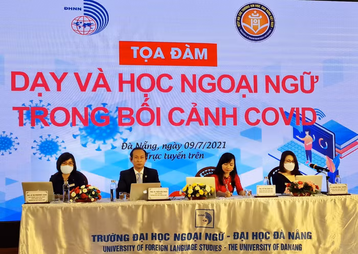 Chương trình tọa đàm “Dạy và học Ngoại ngữ trong bối cảnh Covid” được tổ chức phát sóng trực tiếp từ Trường Đại học Ngoại ngữ, Đại học Đà Nẵng.