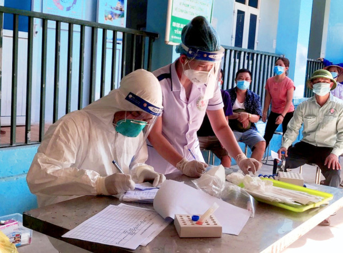 Sinh viên tình nguyện hỗ trợ công tác lấy mẫu tại tâm dịch.(Ảnh: NVCC) Sinh viên tình nguyện hỗ trợ công tác lấy mẫu tại tâm dịch.(Ảnh: NVCC)