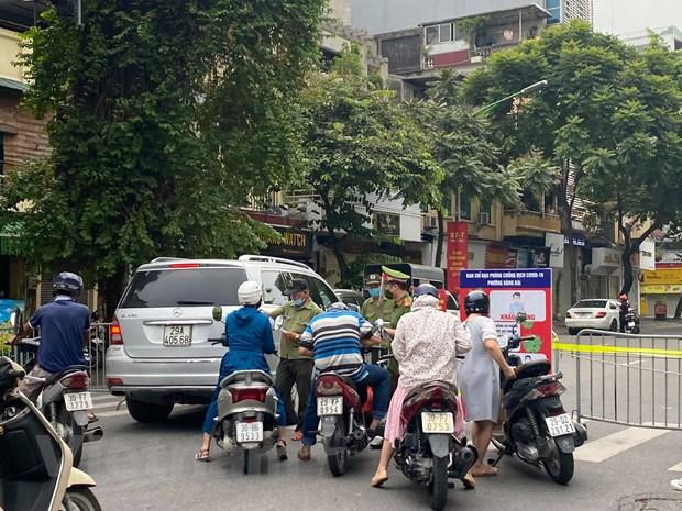 Lực lượng chức năng kiểm tra, xử phạt người dân ra đường không có lý do chính đáng. Lực lượng chức năng kiểm tra, xử phạt người dân ra đường không có lý do chính đáng.