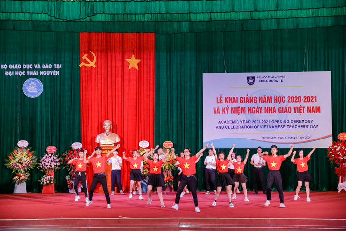 Sinh viên khoa Quốc tế - Đại học Thái Nguyên trong lễ khai giảng chào mừng năm học mới. Sinh viên khoa Quốc tế - Đại học Thái Nguyên trong lễ khai giảng chào mừng năm học mới.