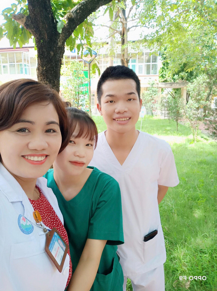 Hà Thị Thảo (giữa) và Nguyễn Văn Thắng (bên phải) từ Đà Nẵng đến Bắc Giang chống dịch. (Ảnh: NVCC) Hà Thị Thảo (giữa) và Nguyễn Văn Thắng (bên phải) từ Đà Nẵng đến Bắc Giang chống dịch. (Ảnh: NVCC)