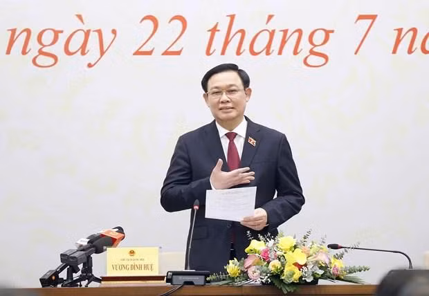 Chủ tịch Quốc hội Vương Đình Huệ trả lời các câu hỏi của phóng viên báo chí.