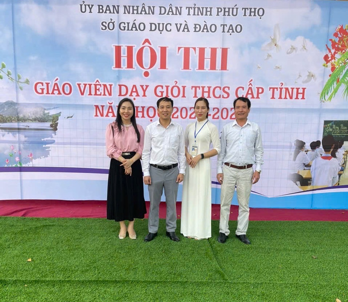 Thầy Nguyễn Thế Viên (ngoài cùng bên phải) - Phó Hiệu trưởng Trường Trung học cơ sở Đại Phạm (Hạ Hòa, Phú Thọ). Ảnh: website trường. thầy Viên Đại Phạm.jpg