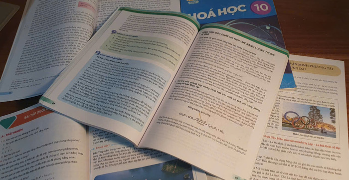 Việc mua sách giáo khoa thông qua nhà trường sẽ giúp học sinh tránh mua phải sách giả. Ảnh minh họa: Mạnh Dũng. Việc mua sách giáo khoa thông qua nhà trường sẽ giúp học sinh tránh mua phải sách giả. Ảnh minh họa: Mạnh Dũng.
