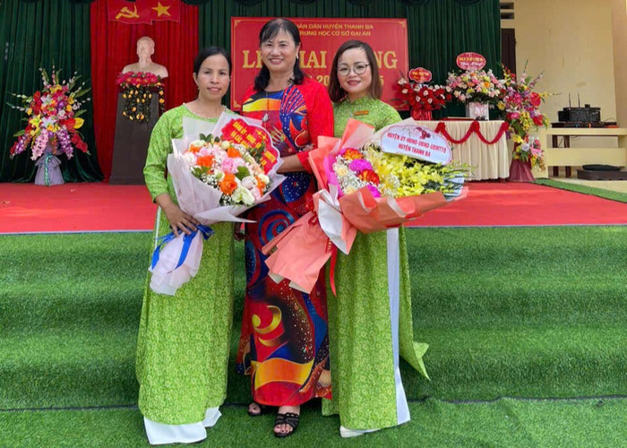 Cô Đỗ Thị Bích Hồng (ngoài cùng bên trái) - Phó Hiệu trưởng Trường Trung học cơ sở Đại An (Thanh Ba, Phú Thọ). Ảnh: website trường. cô Hồng Đại An.jpg