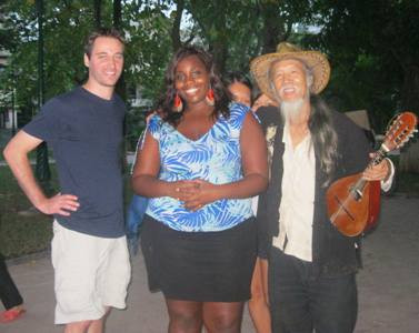 Người nước ngoài cũng bị cuốn hút bởi tiếng đàn đầy ma lực của nghệ sĩ đường phố Tạ Trí Hải Người nước ngoài cũng bị cuốn hút bởi tiếng đàn đầy ma lực của nghệ sĩ đường phố Tạ Trí Hải