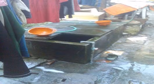 Không ai có thể dám chắc, nước trong những chiếc bể này là nước sạch