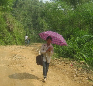 Em nhỏ người Dao xế trưa mới về tới xóm (Ảnh: Diệp Phong) Em nhỏ người Dao xế trưa mới về tới xóm (Ảnh: Diệp Phong)