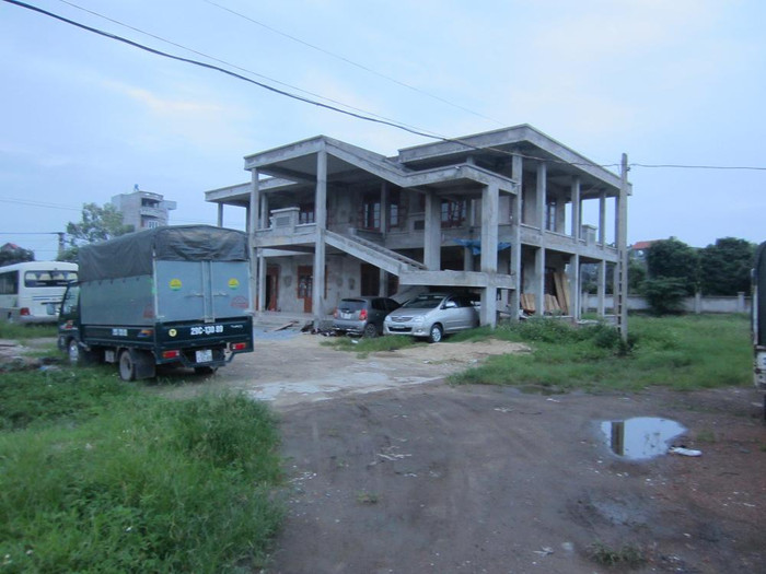 Nhà xây thô, chưa lợp mái tôn. Dự án tiền tỷ xây ra… để trông giữ xe.