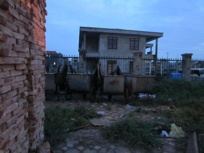 Ngay cạnh hàng rào của công trình là nơi tập kết rác hàng ngày.