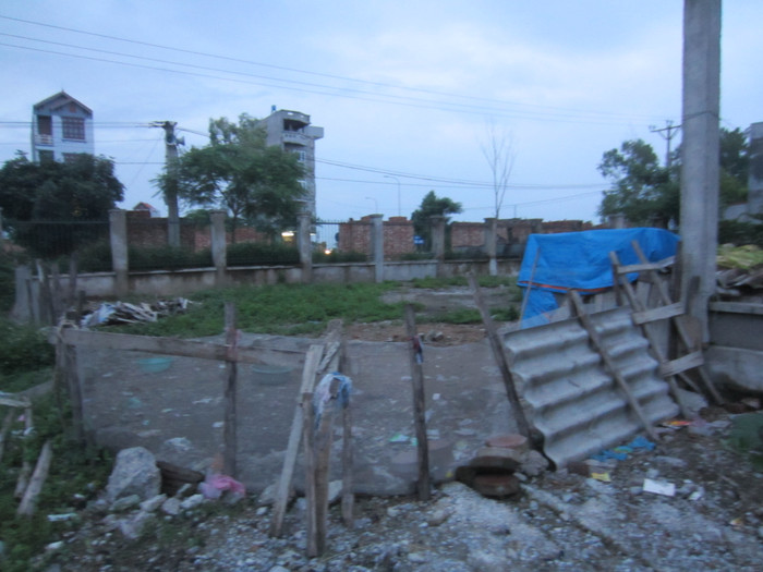 Một phần công trình được quây hàng rào để chăn thả gà.