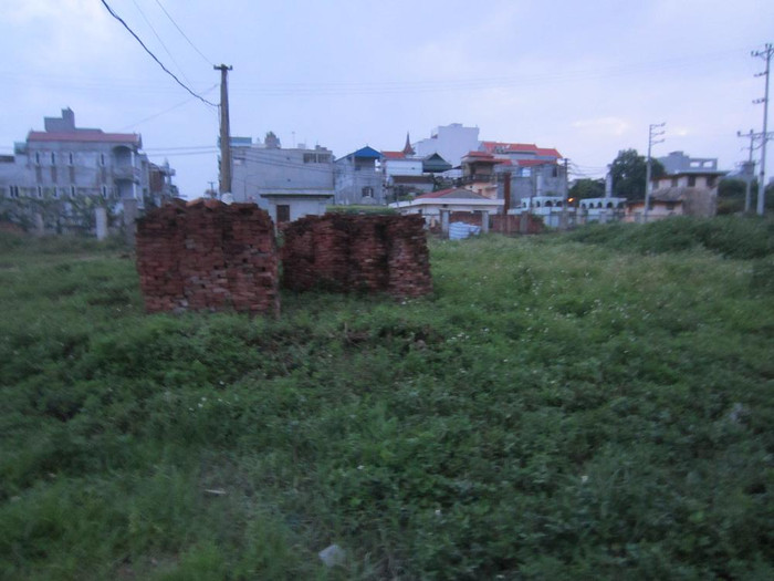 Những hàng gạch dần phai màu và bị hủy hoại bởi sự khắc nghiệt của thời gian.