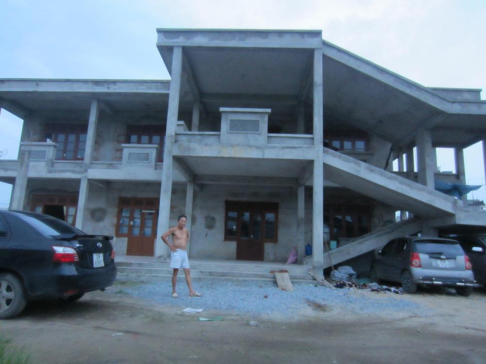 Ông Soát, bảo vệ công trình cho biết ông đã trông nom nơi này được 7 tháng rồi. Công việc của ông ngoài bảo đảm cơ sở hạ tầng còn là phát quang cây cỏ, nhưng mình ông làm sao làm xuể mảnh đất lên tới hơn 3000 m2.