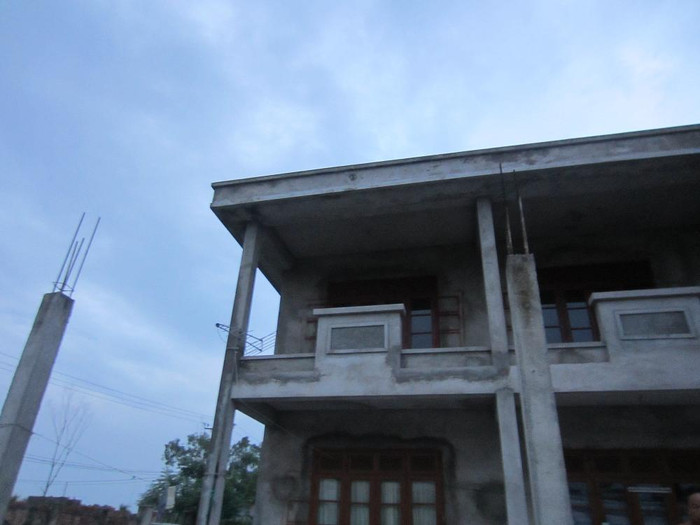 Hai cột trụ trơ lõi thép.