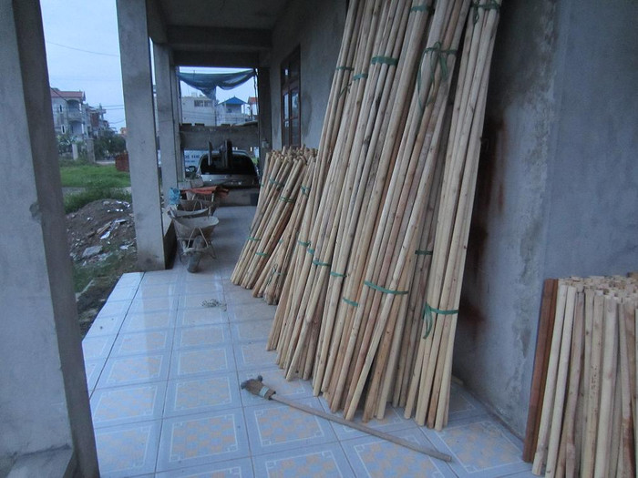 Lõi gố cuốn vải được phơi la liệt quanh nhà trẻ.