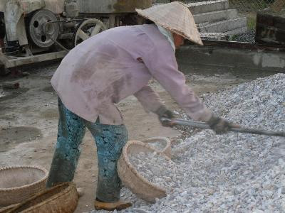 Dẫu biết rằng, làm phu hồ là quá sức với phụ nữ. Nhưng các chị, các cô không còn cách nào khác Dẫu biết rằng, làm phu hồ là quá sức với phụ nữ. Nhưng các chị, các cô không còn cách nào khác