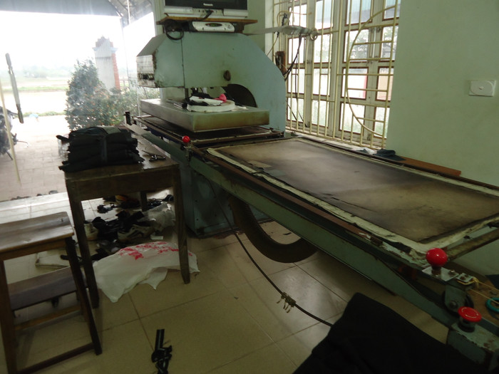 Máy Ép thủy lực được sử dụng trong may Com-lê tại gia đình anh Vịnh. Máy Ép thủy lực được sử dụng trong may Com-lê tại gia đình anh Vịnh.