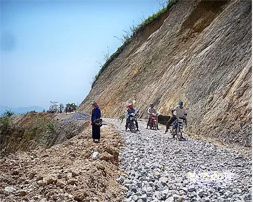 Ấn tượng với du khách là núi đá ngút ngàn, sừng sững. Ấn tượng với du khách là núi đá ngút ngàn, sừng sững.