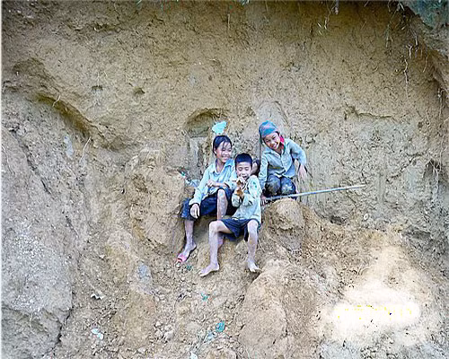 Núi đá với con người từ lâu đã khăng khít Núi đá với con người từ lâu đã khăng khít