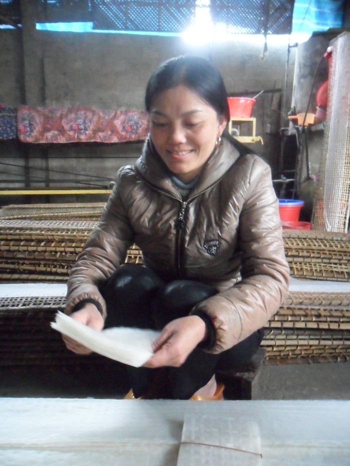 Chị Liên đang gói bánh đa nem (Ảnh: Bùi Thủy)