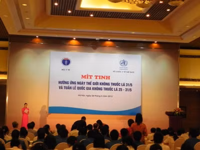 Buổi lễ mit-tinh hưởng ứng "Ngày Thế Giới không thuốc lá 2012" (Ảnh "Hồng Hạnh)