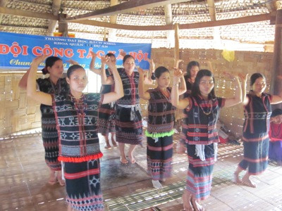 Điệu múa ya yá duyên dáng của các thiếu nữ Cơ-tu Điệu múa ya yá duyên dáng của các thiếu nữ Cơ-tu