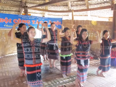 Điệu múa ya yá duyên dáng của các thiếu nữ Cơ-tu Điệu múa ya yá duyên dáng của các thiếu nữ Cơ-tu