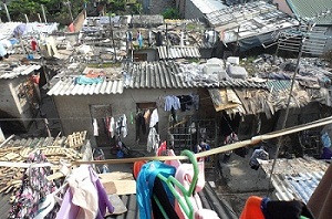 Những căn nhà ổ chuột dưới chân cầu Long Biên Những căn nhà ổ chuột dưới chân cầu Long Biên