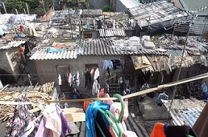 Những căn nhà ổ chuột dưới chân cầu Long Biên