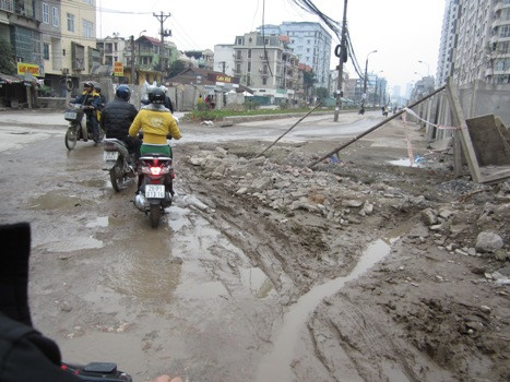 Bùn lầy trên đoạn đường Trung Kính (Ảnh: Bùi Nhung) Bùn lầy trên đoạn đường Trung Kính (Ảnh: Bùi Nhung)