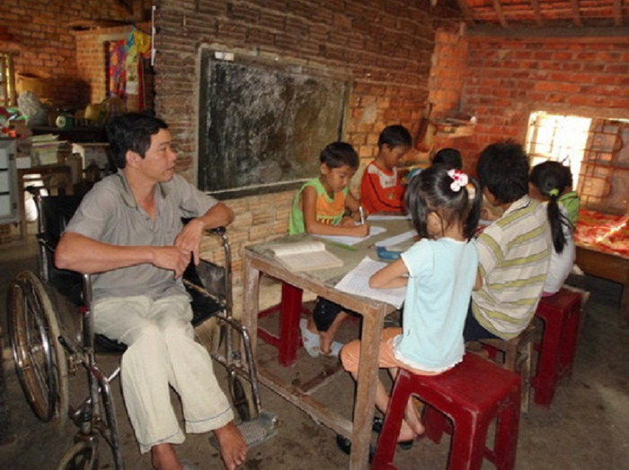 Thầy Tư Trang đang dạy các em nhỏ học bài. Thầy Tư Trang đang dạy các em nhỏ học bài.